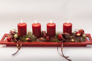 centro de navidad con velas ordenadas