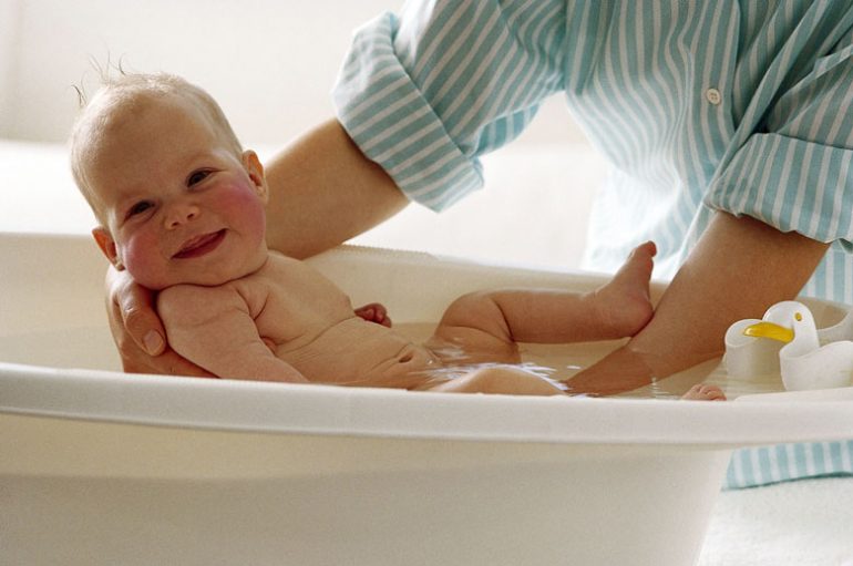 mesa rasguño igual El Baño del bebé: desde que nace hasta los doce meses | Interdomicilio  Madrid